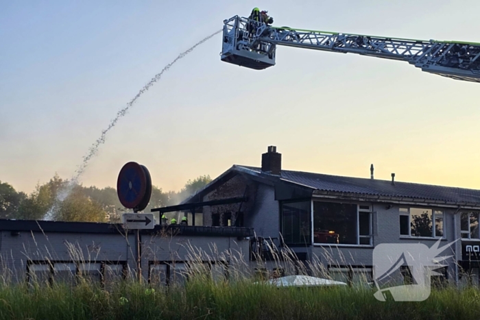 Uitslaande brand in winkelpand