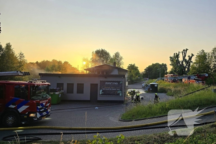 Uitslaande brand in winkelpand