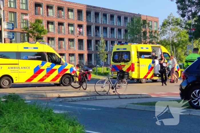 Fietser met spoed naar ziekenhuis na aanrijding