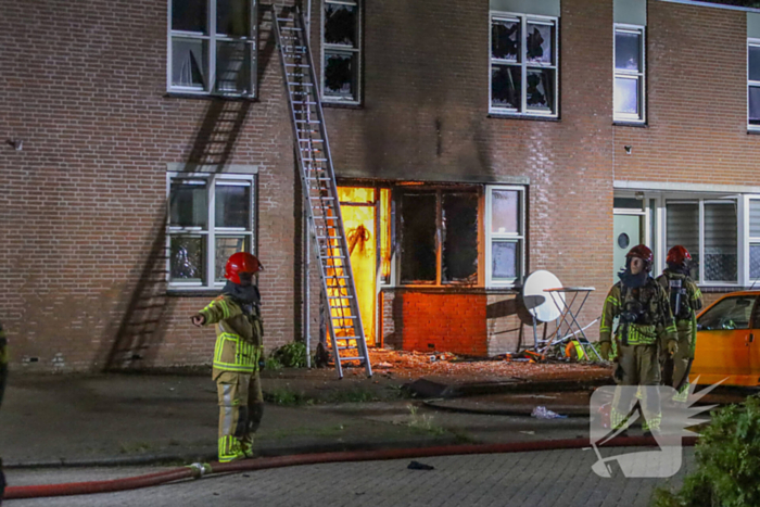 Explosie leidt tot grote brand in woning