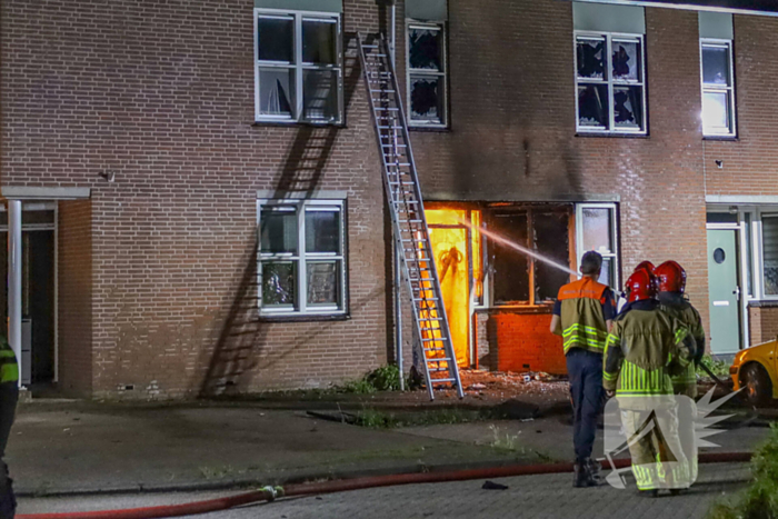 Explosie leidt tot grote brand in woning