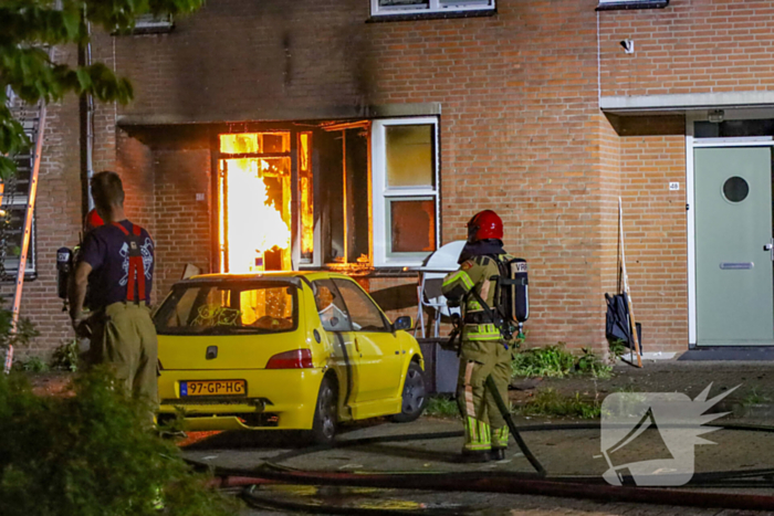 Explosie leidt tot grote brand in woning