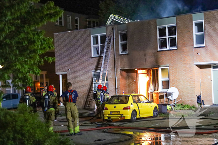 Explosie leidt tot grote brand in woning