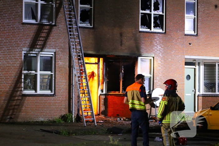 Explosie leidt tot grote brand in woning