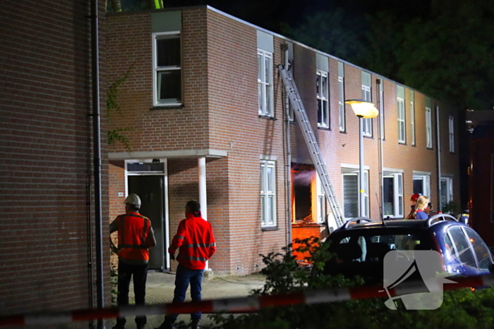 Explosie leidt tot grote brand in woning