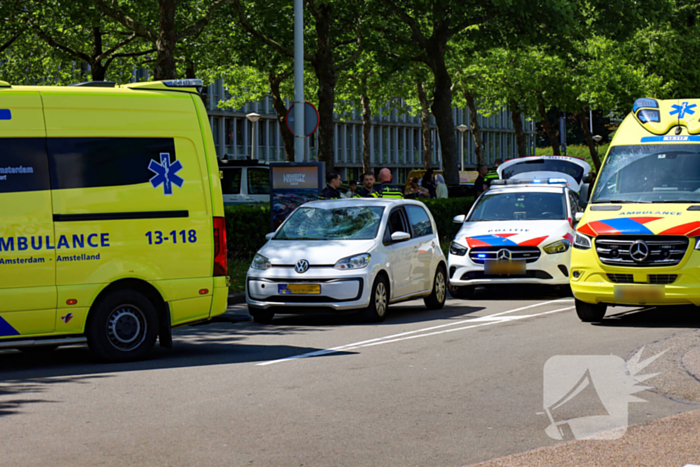 Zwaargewonde bij aanrijding tijdens oversteken