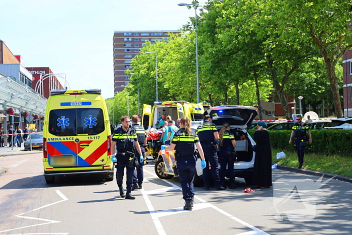 Zwaargewonde bij aanrijding tijdens oversteken