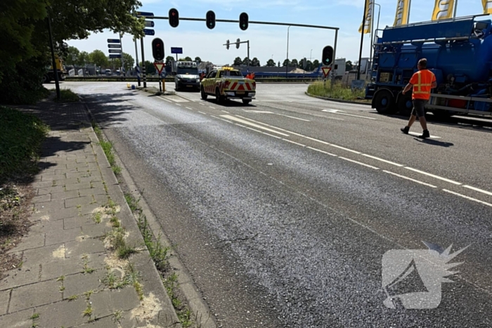 Vettige substantie leidt tot wegafsluiting