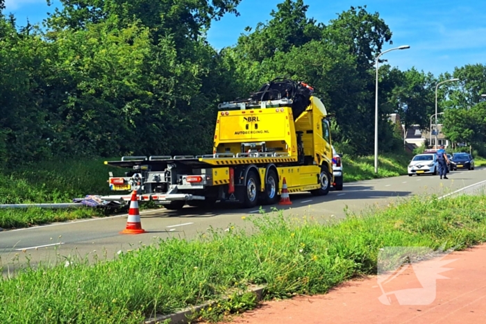 Auto tegen brugbalustrade