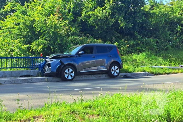 Auto tegen brugbalustrade