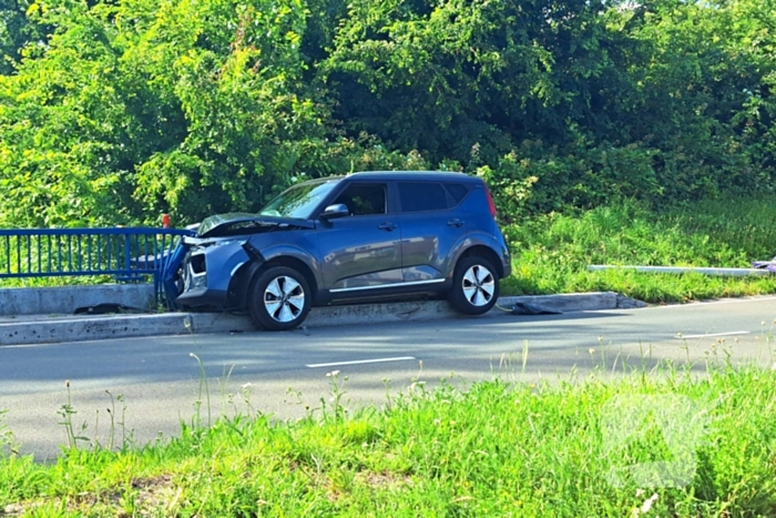Auto tegen brugbalustrade