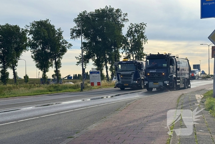 Vrachtwagen lekt olie op wegdek