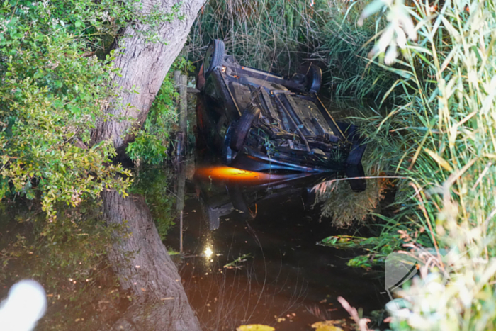 Auto te water op de kop