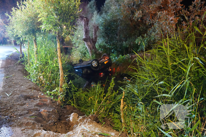 Auto te water op de kop