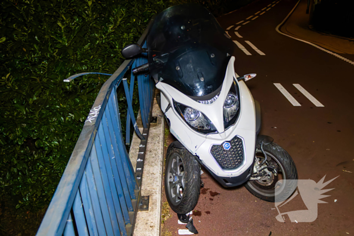Eenzijdig ongeval met driewielige motorscooter op fietsbrug