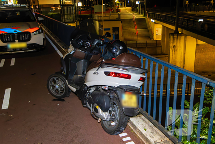 Eenzijdig ongeval met driewielige motorscooter op fietsbrug