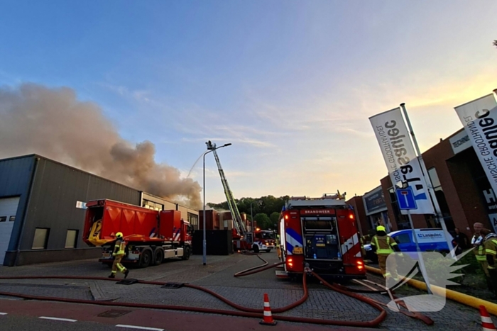 Veel brandweer eenheden ingezet voor brand in bedrijfspand