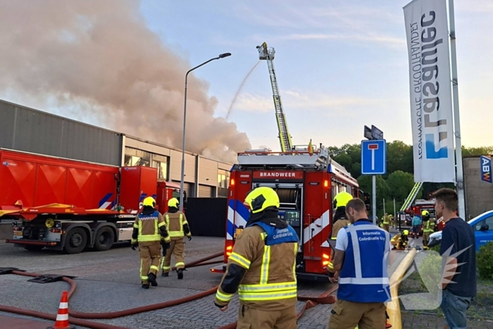 Veel brandweer eenheden ingezet voor brand in bedrijfspand