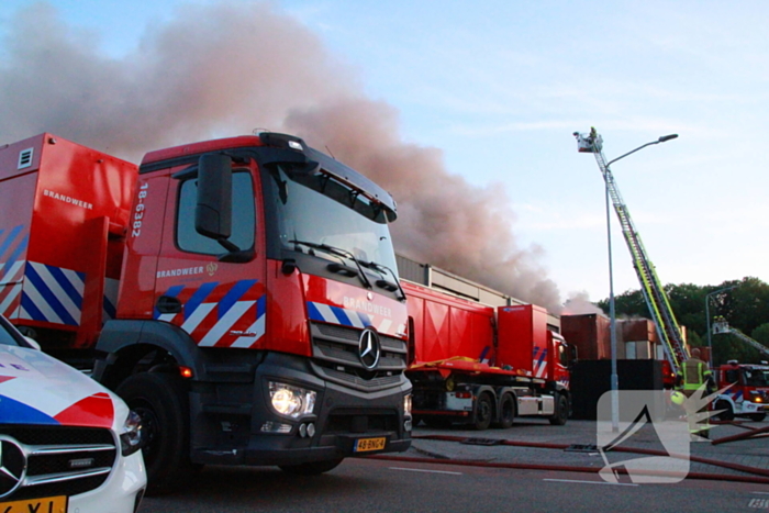 Veel brandweer eenheden ingezet voor brand in bedrijfspand