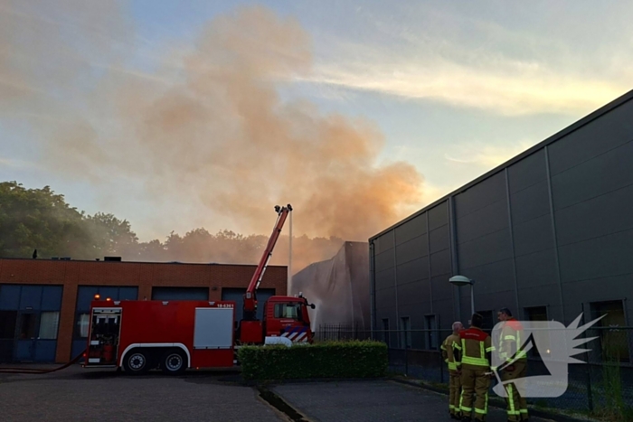 Veel brandweer eenheden ingezet voor brand in bedrijfspand