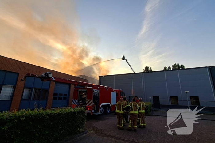 Veel brandweer eenheden ingezet voor brand in bedrijfspand