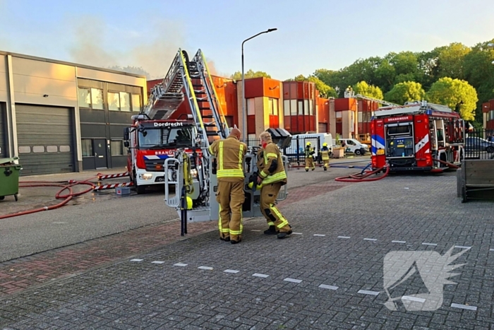 Veel brandweer eenheden ingezet voor brand in bedrijfspand