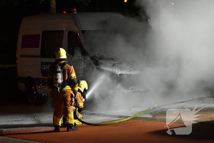 Bedrijfsbus gaat in vlammen op