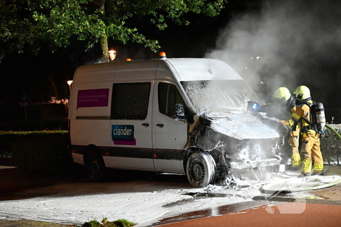 Bedrijfsbus gaat in vlammen op