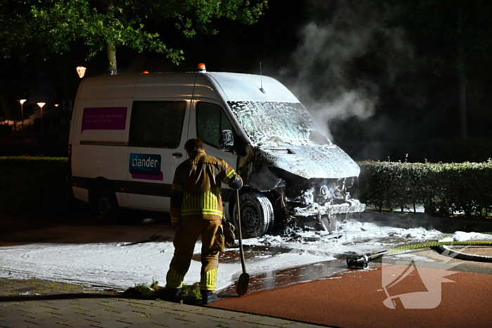 Bedrijfsbus gaat in vlammen op