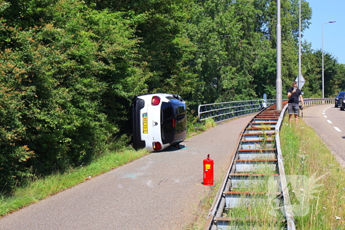 Voertuig belandt op zijkant op fietspad