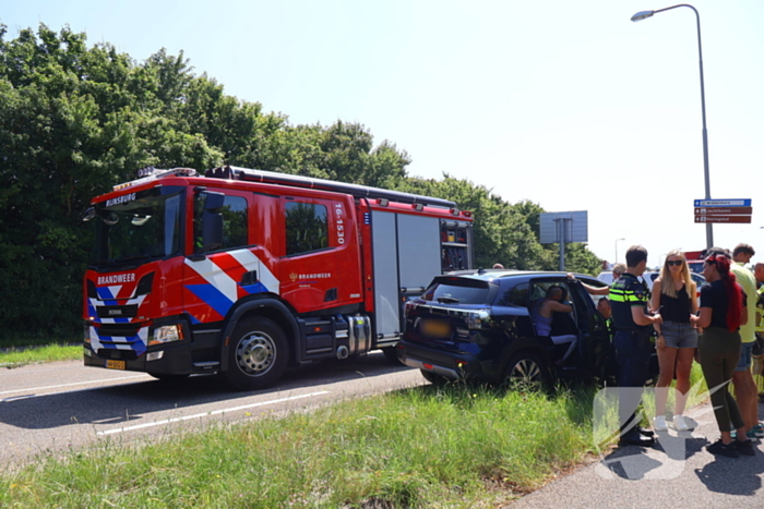 Voertuig belandt op zijkant op fietspad