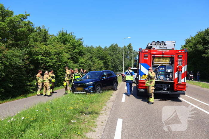 Voertuig belandt op zijkant op fietspad