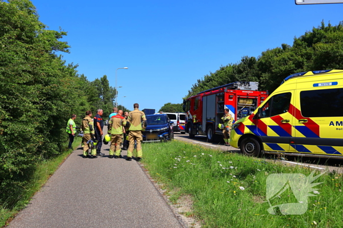 Voertuig belandt op zijkant op fietspad