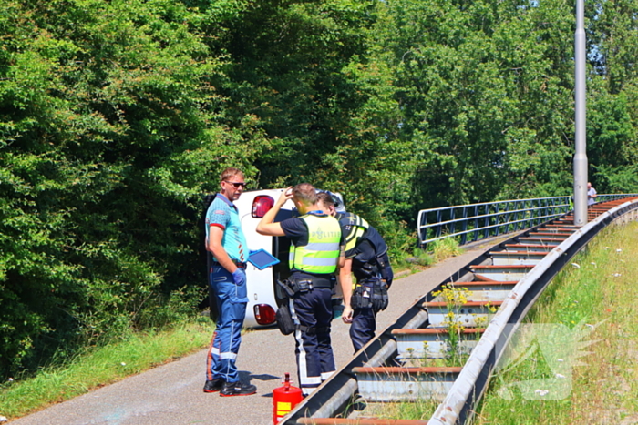 Voertuig belandt op zijkant op fietspad