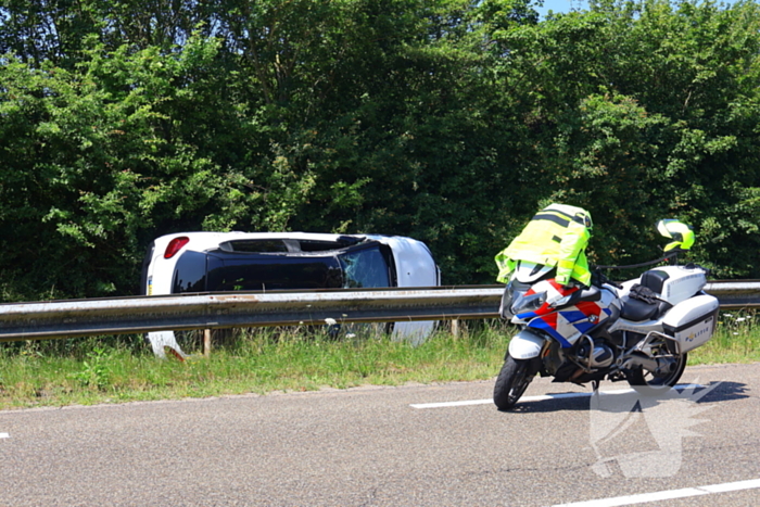 Voertuig belandt op zijkant op fietspad