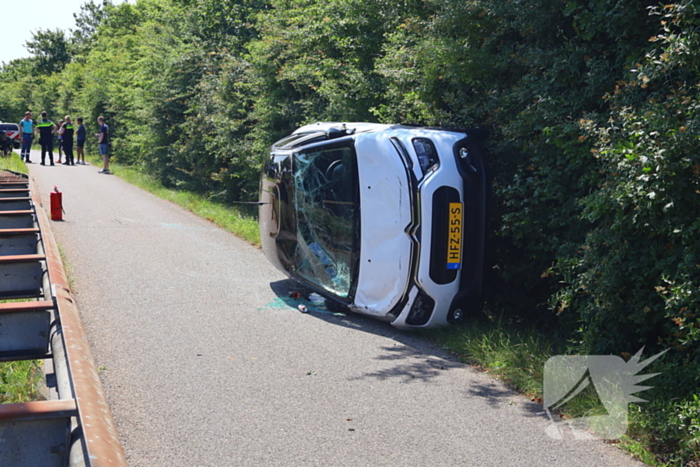 Voertuig belandt op zijkant op fietspad