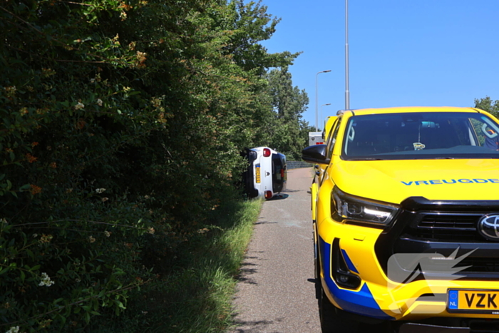 Voertuig belandt op zijkant op fietspad
