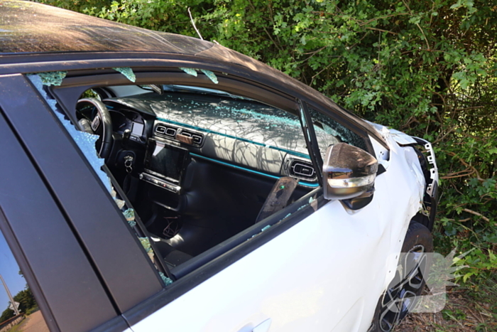 Voertuig belandt op zijkant op fietspad