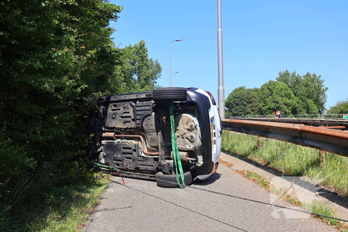 Voertuig belandt op zijkant op fietspad