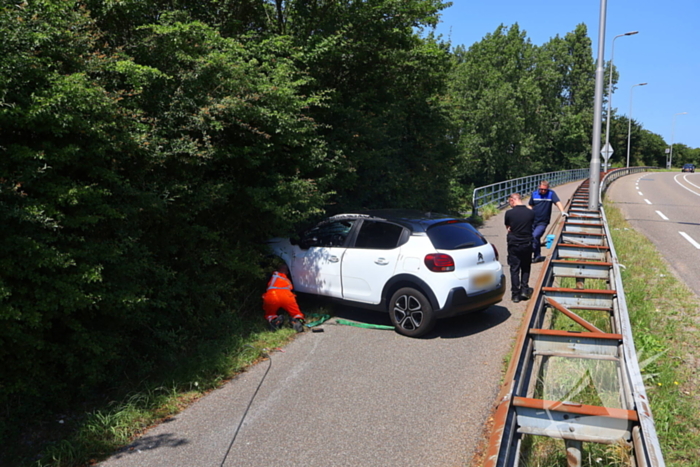 Voertuig belandt op zijkant op fietspad