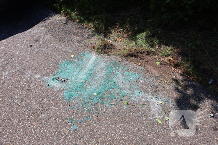 Voertuig belandt op zijkant op fietspad