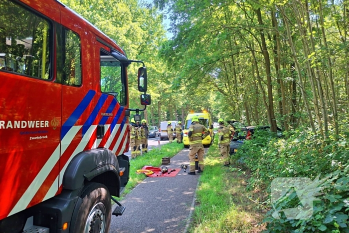 Auto belandt in bosschages