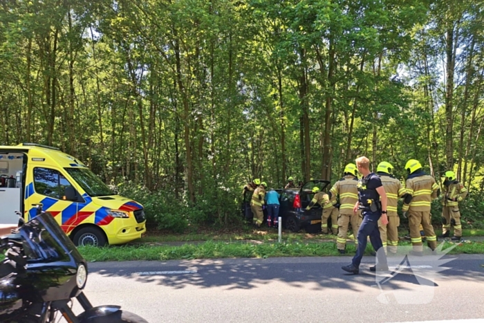 Auto belandt in bosschages
