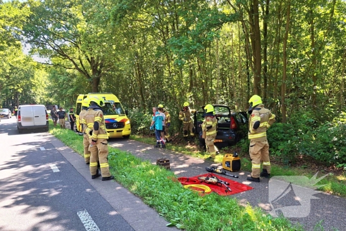 Auto belandt in bosschages