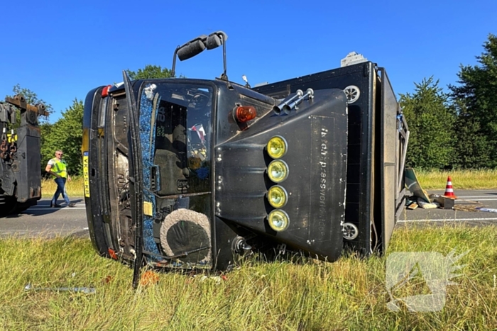 Vrachtwagen kantelt na slip