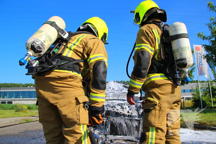 Auto verwoest door felle brand