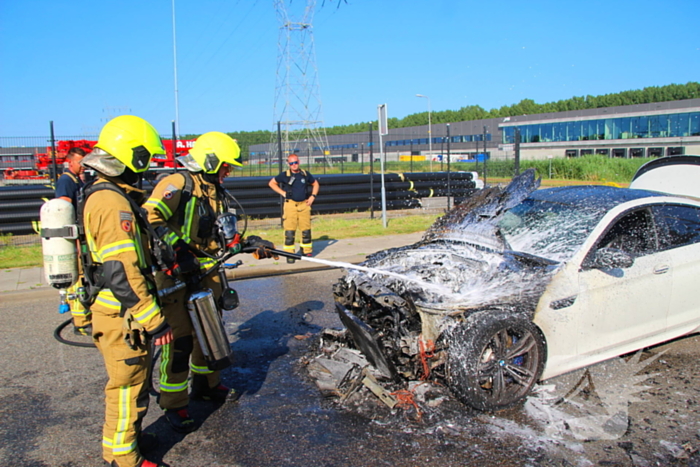 Auto verwoest door felle brand
