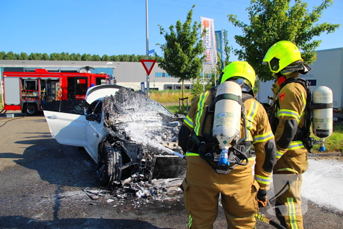Auto verwoest door felle brand