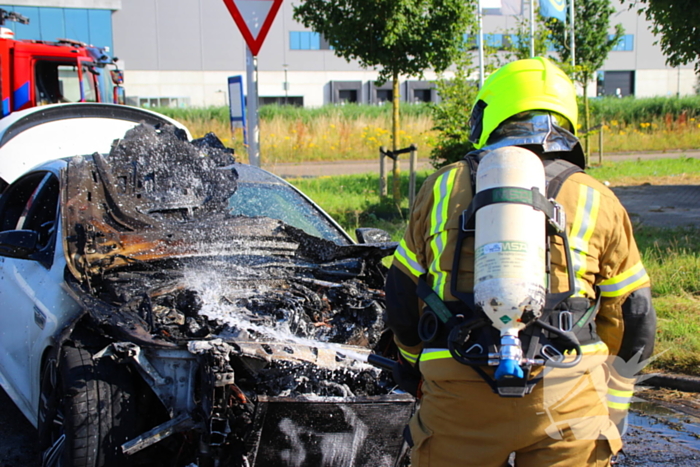 Auto verwoest door felle brand