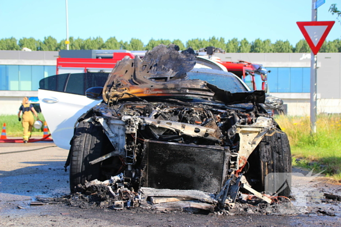 Auto verwoest door felle brand